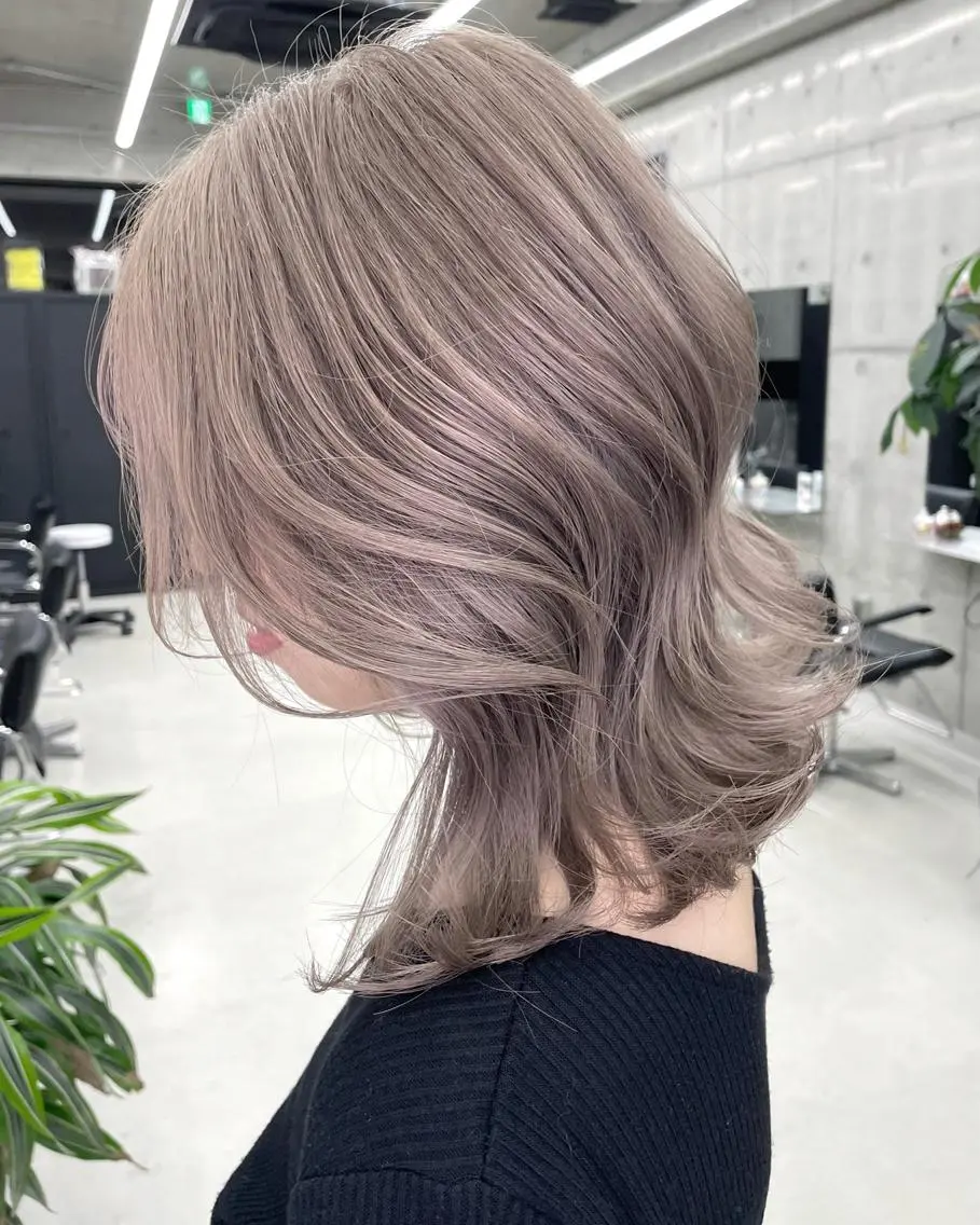 ミディアム カラー アッシュ アッシュグレー アッシュグレージュ バレイヤージュ ベージュカラー 岡留 愛美のヘアスタイル