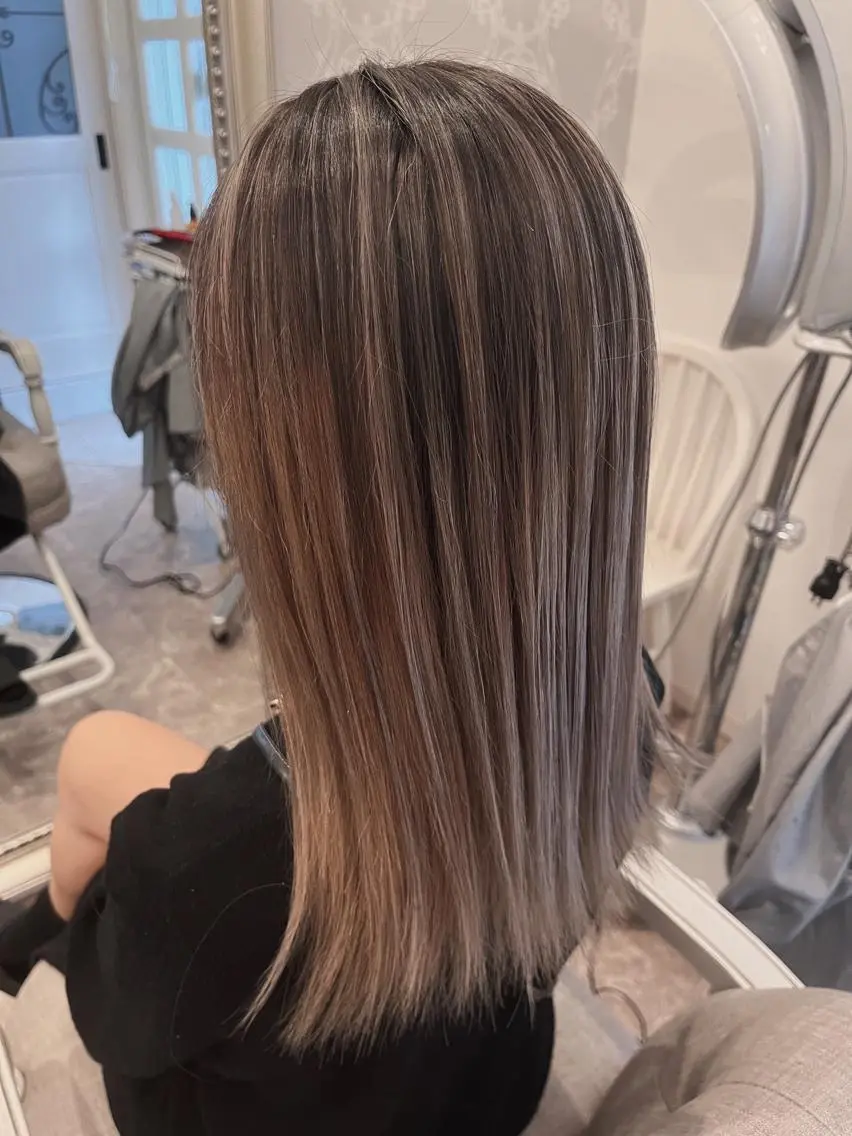 ミディアム ハイライト レイヤーカット La.fleur ラ.フルールのヘアスタイル