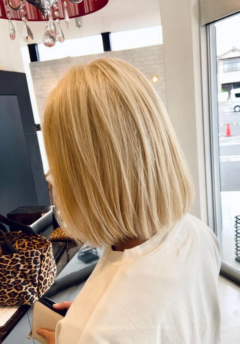 ミディアム カラー 抜きっぱなしブロンド ヘアカラー トリートメント 浅川 実行のヘアスタイル