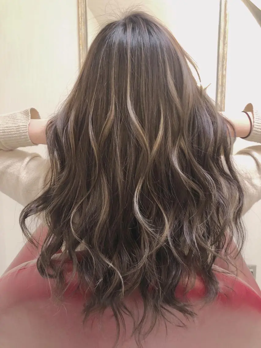 ロング カラー デザインカラー ハイライトカラー ハイライト YURI ✨のヘアスタイル