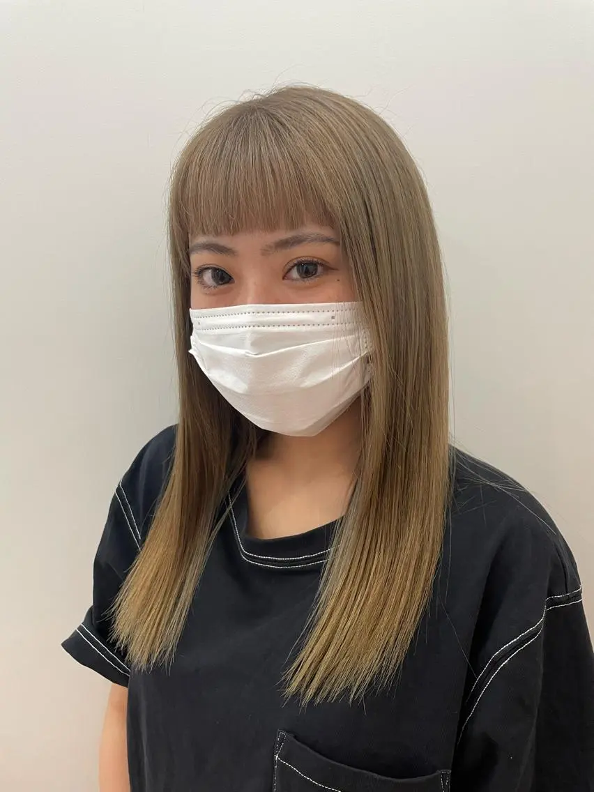 ミディアム カラー ベージュカラー ブリーチ ハイトーンカラー ハイトーンベージュ オン眉 ショート/脱白髪染め ☆宇﨑悠実のヘアスタイル