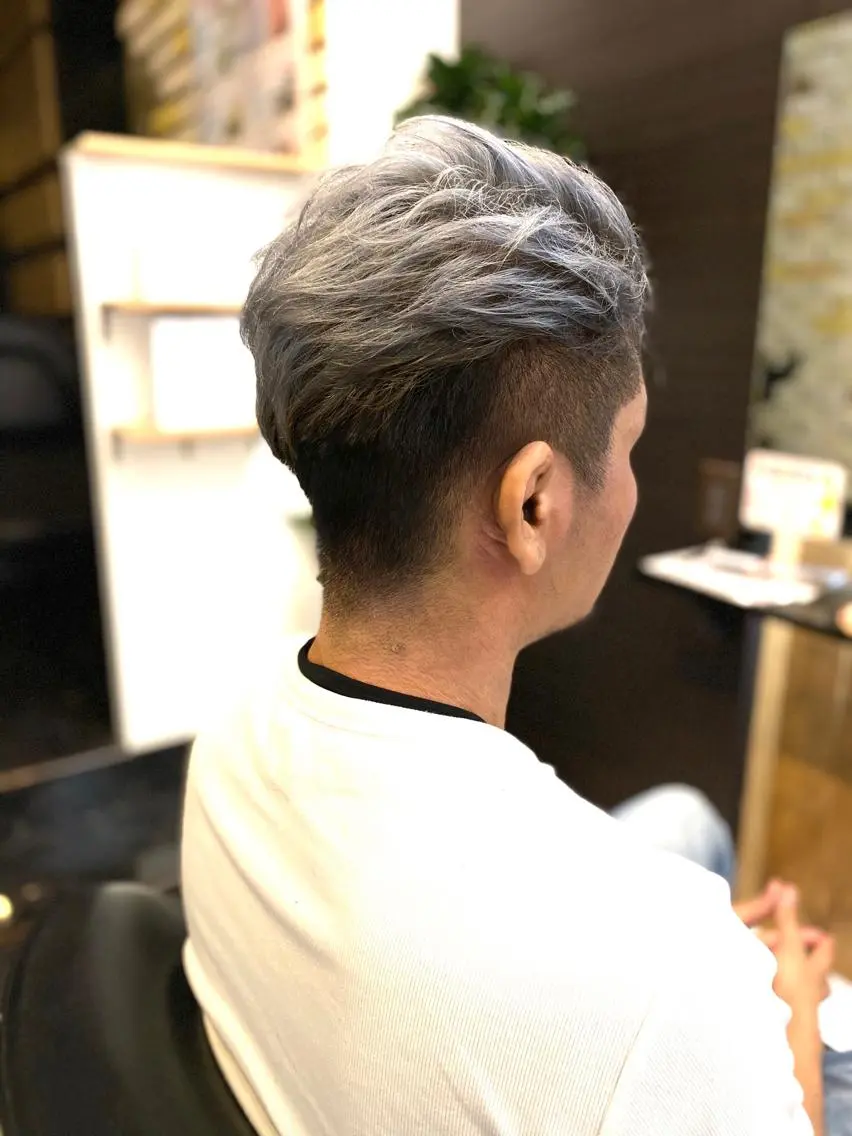 カラー シルバー 小林 拓也のヘアスタイル
