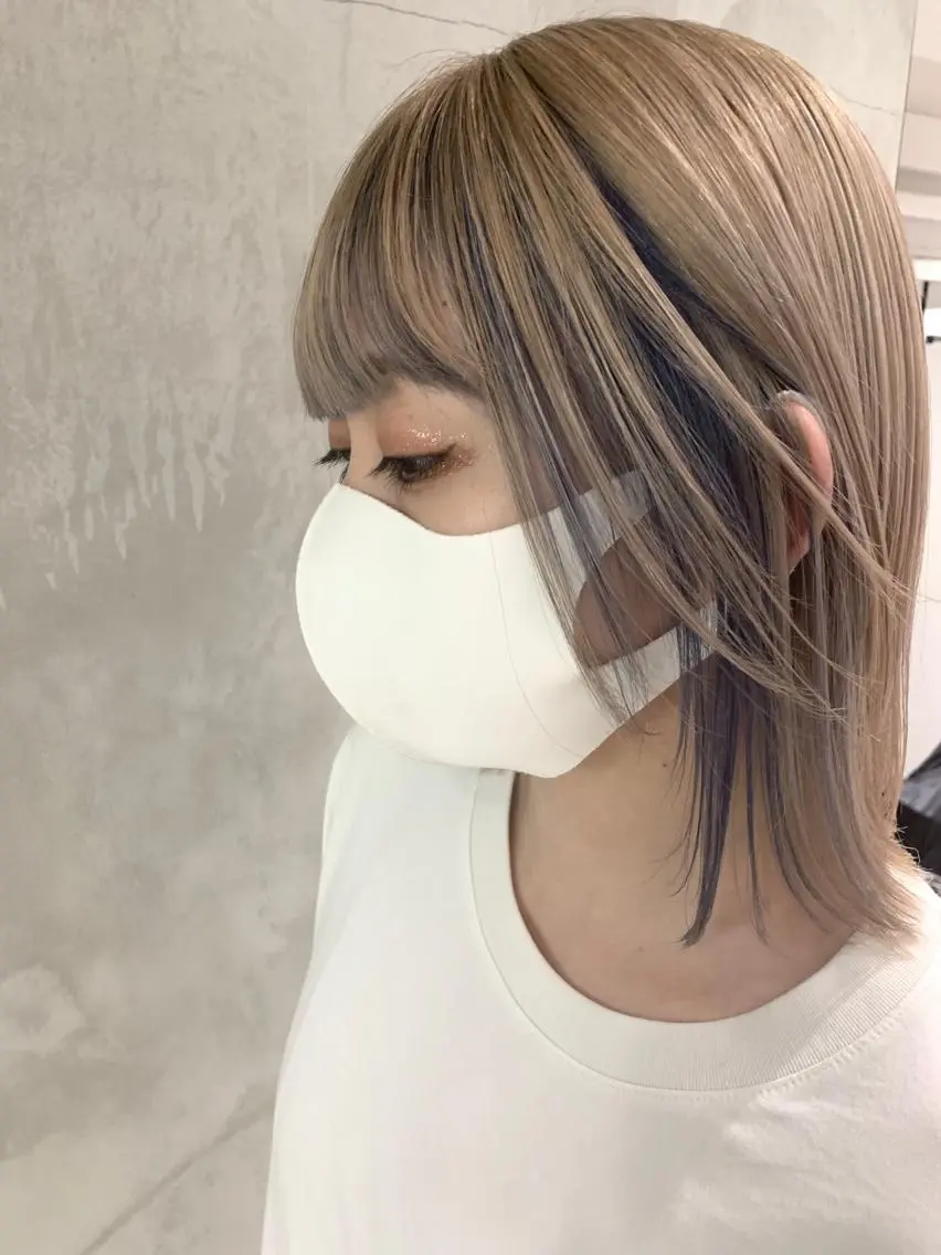 ミディアム カラー ヘアアレンジ ベージュカラー ブリーチ ミルクティーベージュ ネイビーカラー カット ヘアカラー トリートメント 艶ハイトーン/ヘア アレンジAYAKAのヘアスタイル