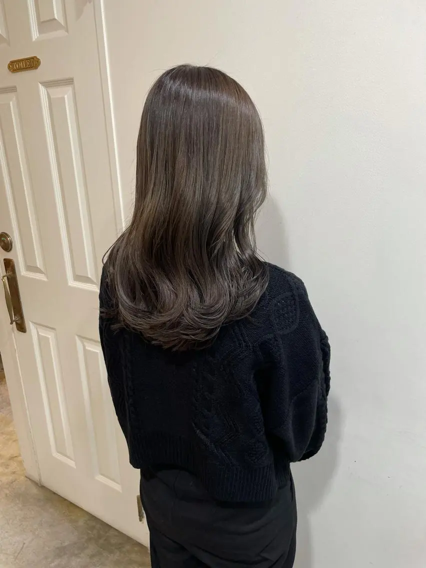 セミロング カラー アッシュ アッシュグレー アッシュグレージュ グレージュ ヘアカラー トリートメント MIOベージュカラー 柔らかいカラーのヘアスタイル