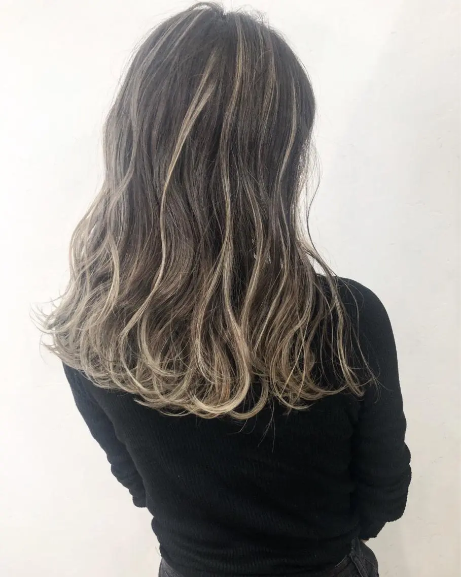 セミロング カラー バレイヤージュ ハイライトカラー ハイライト レイヤーカット ヘアカラー トリートメント ブリーチカラーレイヤ ーカット🦋annaのヘアスタイル