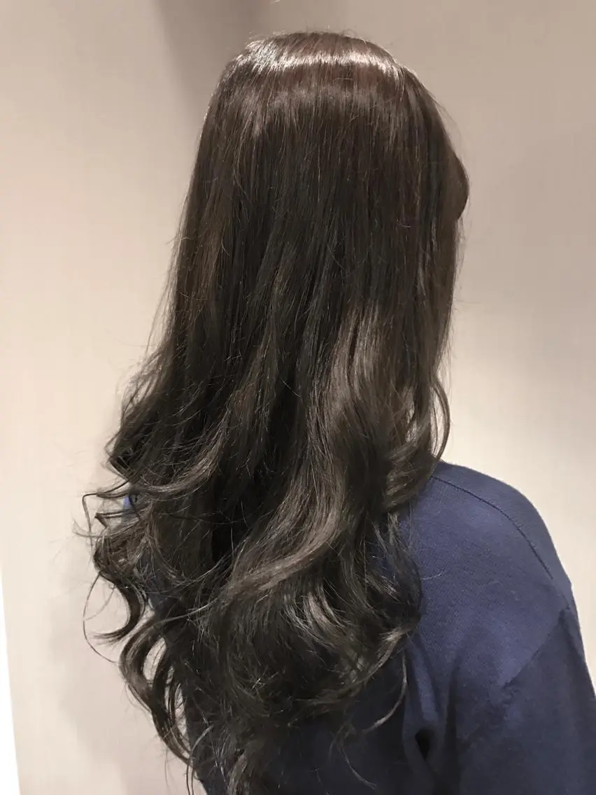 ロング カラー グレージュ ひろせ かなのヘアスタイル