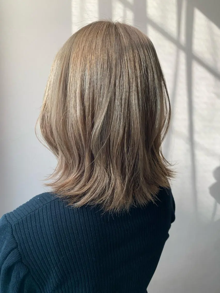 ミディアム カラー ベージュカラー ブリーチ ミルクティーベージュ カット ヘアカラー トリートメント hubhair レイヤー/透明感のヘアスタイル