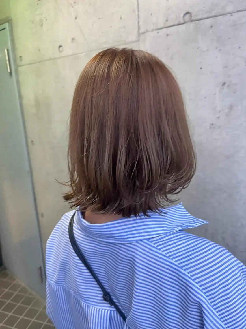 ミディアム カラー ベージュカラー ブリーチ 透明感カラー ミルクティーベージュ ブリーチなしカラー ヘアカラー トリートメント ヘッドスパ ヘアセット カジュアルを女っぽく 𝗮𝘆𝗮𝗰𝗼のヘアスタイル