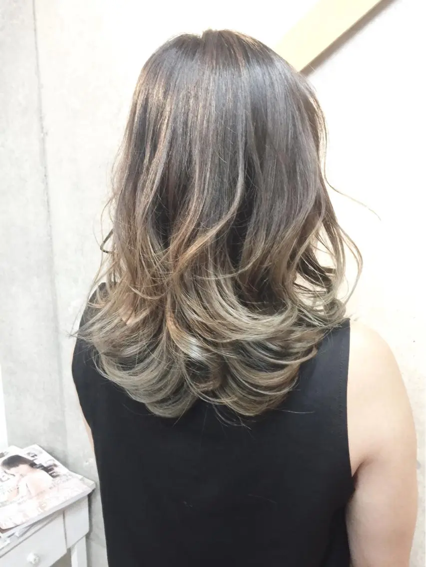 ミディアム セミロング カラー バレイヤージュ グレージュ レイヤーカット 及川 光のヘアスタイル