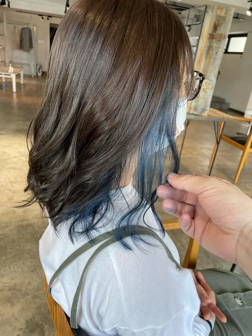 ミディアム カラー インナーカラー ネイビーカラー ヘアカラー トリートメント ハイトーン/レイヤー /ケアブリーチ石川治のヘアスタイル