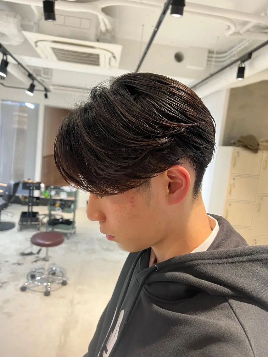 ミディアム パーマ メンズ センターパート カット パーマ メンズカットパーマ ✂️ JOYAのヘアスタイル