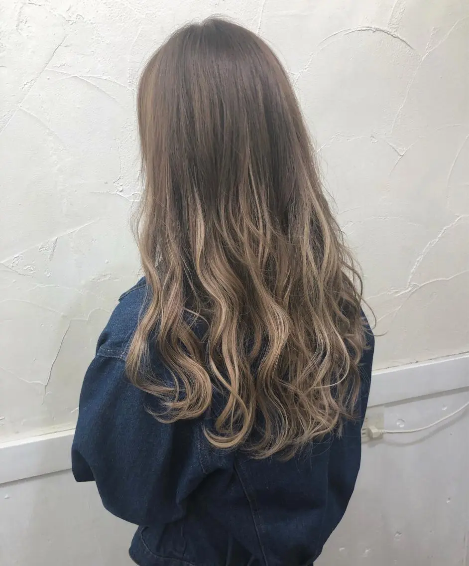 ミディアム シールエクステ エクステ 外国人風カラー ハイライト レイヤーカット Loob.TOKYO MIYA🌈のヘアスタイル