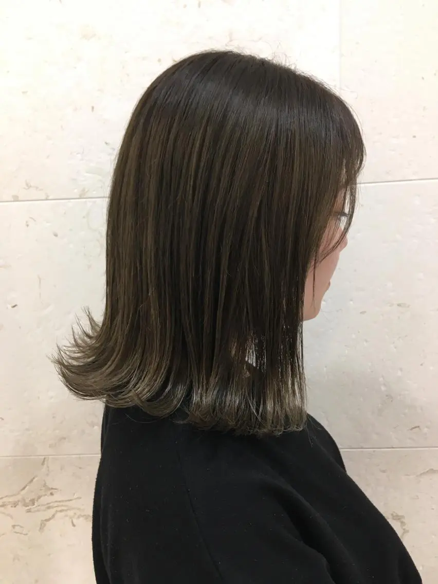 セミロング カラー アッシュ ベージュカラー ブリーチ カット ヘアカラー トリートメント 斉藤 貴也のヘアスタイル