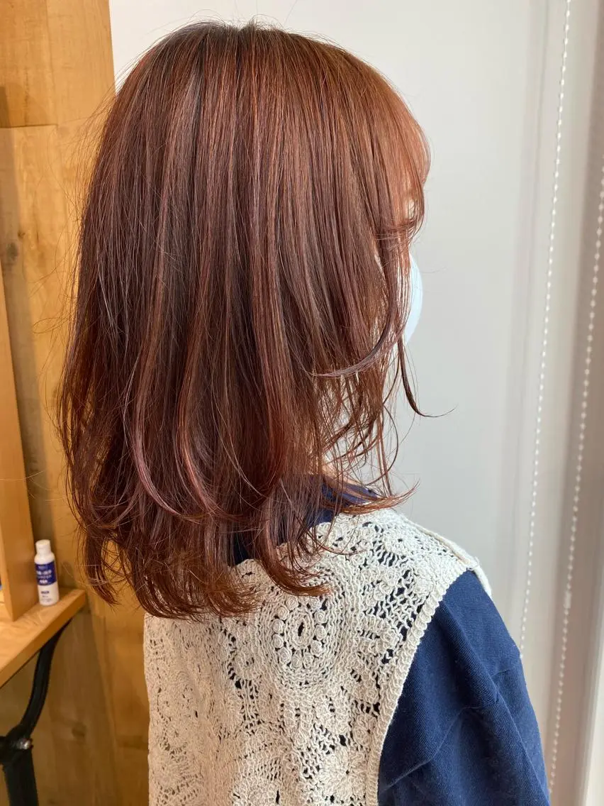 ミディアム カラー ミディアムレイヤー ブラウンカラー レッドカラー レッドブラウン レイヤーカット レイヤー/大人ボブ| ワタナベ リョウカのヘアスタイル