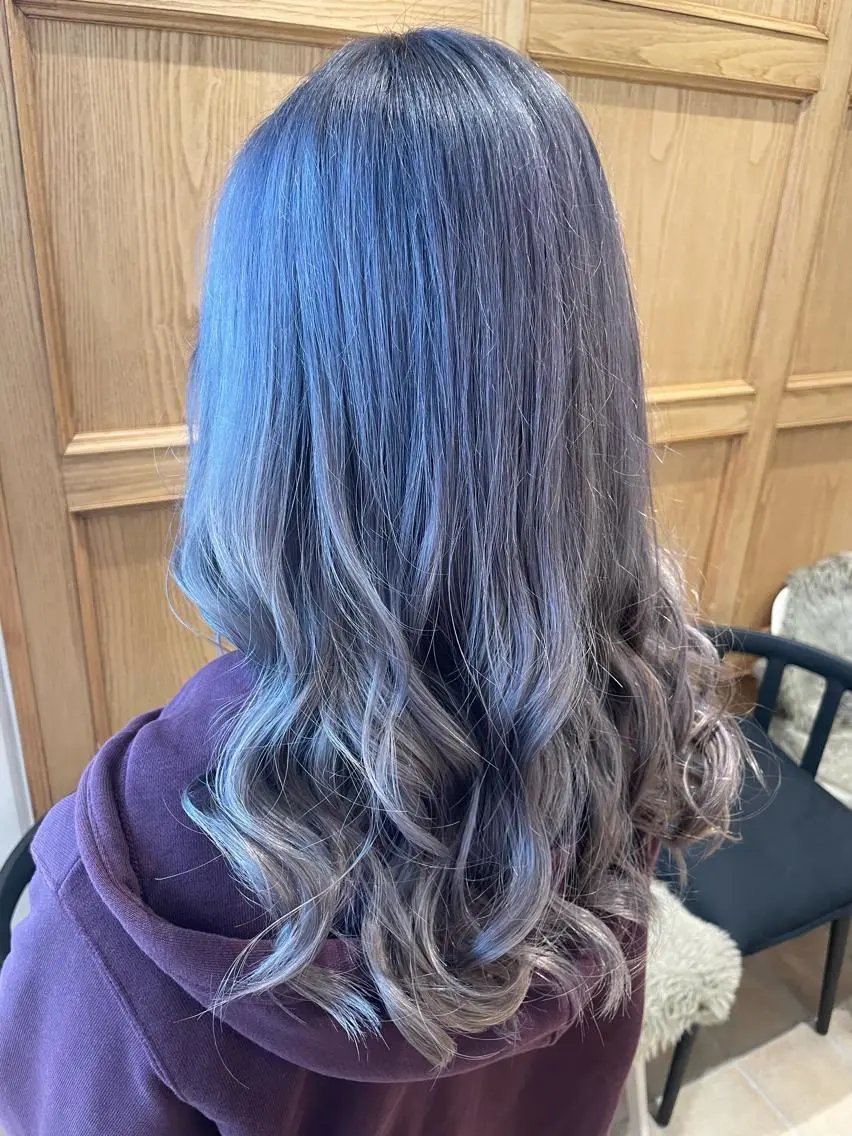 ロング カラー ブリーチ シルバー ホワイトシルバー ヘアカラー 🫧美髪矯正🫧透明 感カラー🫧チサトのヘアスタイル