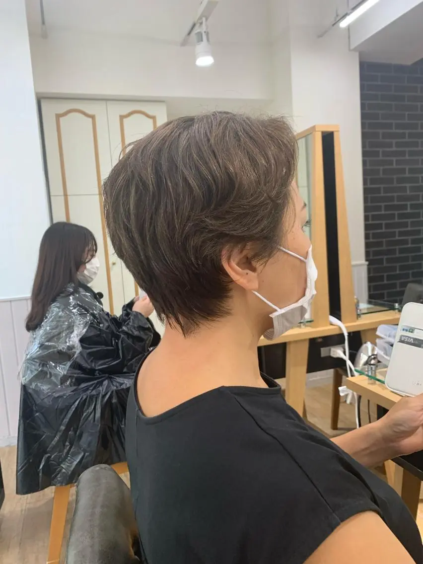 ミディアム カラー パーマ ヘアアレンジ メンズ キッズ ネイル マツエク・マツパ レイヤーカット/ 巻ける縮毛矯正のヘアスタイル
