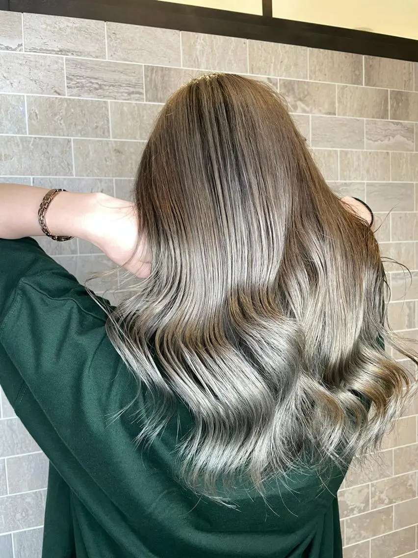 セミロング ヘアカラー トリートメント ブリーチ毛矯正.髪質 改善.髪にドラマをのヘアスタイル