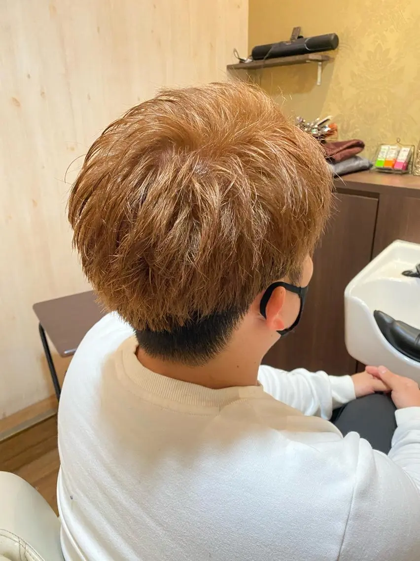 カラー メンズ ベージュカラー ダブルカラー ミルクティーベージュ カット ヘアカラー 岡垣 幸汰のヘアスタイル