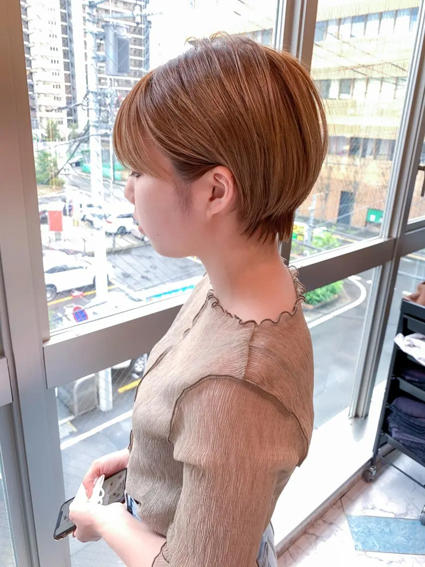 ショート 切りっぱなしボブ ショートボブ ハンサムショート 丸みショート ボブ Lond enikaのヘアスタイル