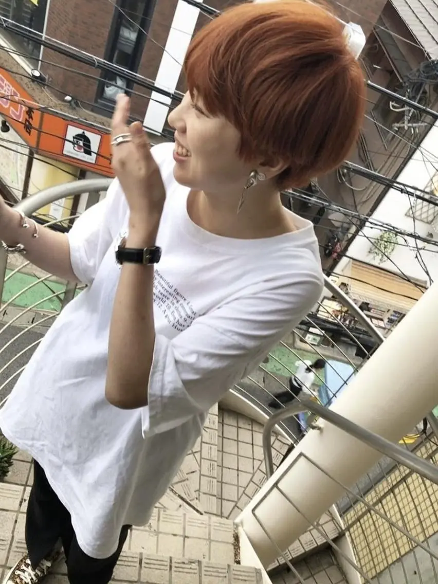 ショート カラー インナーカラー/ボブ イヤリングカラーのヘアスタイル