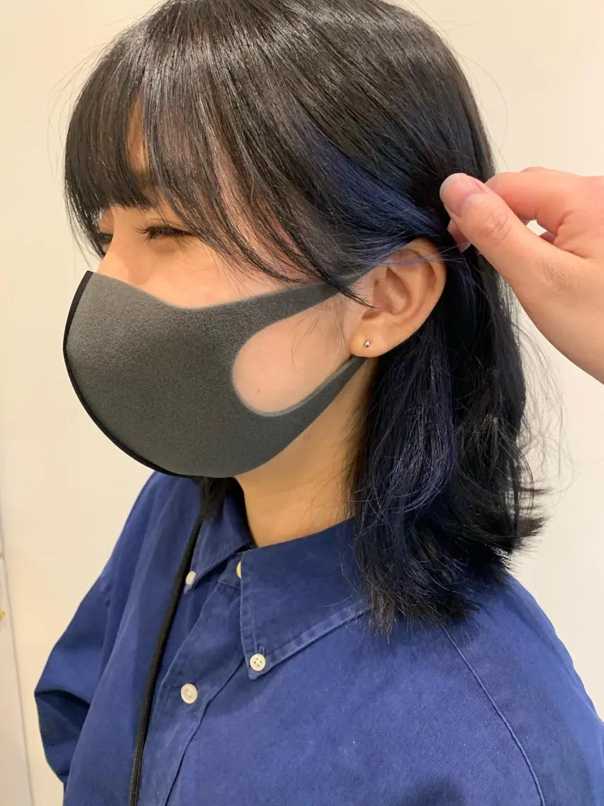ミディアム カラー イヤリングカラー ネイビーカラー om's poka 伊藤百花のヘアスタイル