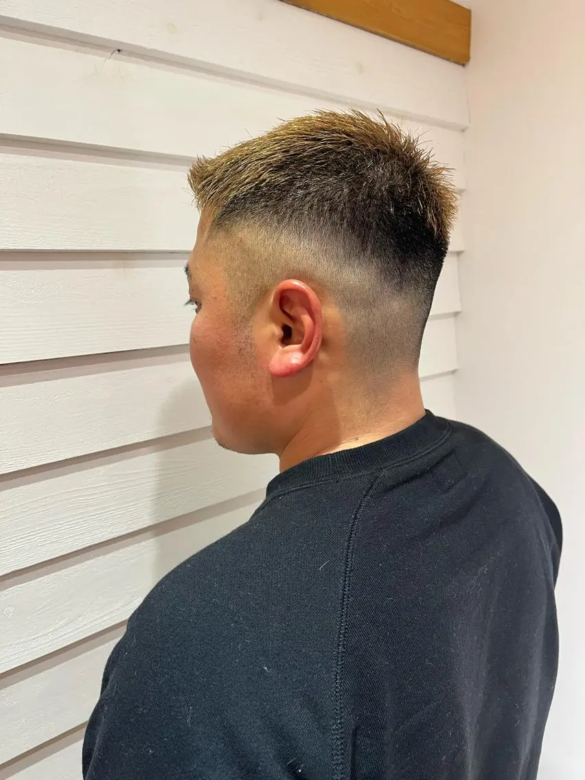 ショート カラー メンズ フェードカット メンズハイライト メンズメッシュ メンズパーマ ハイライトカラー カット ヘアカラー AVANCE.難波 店長 松元のヘアスタイル