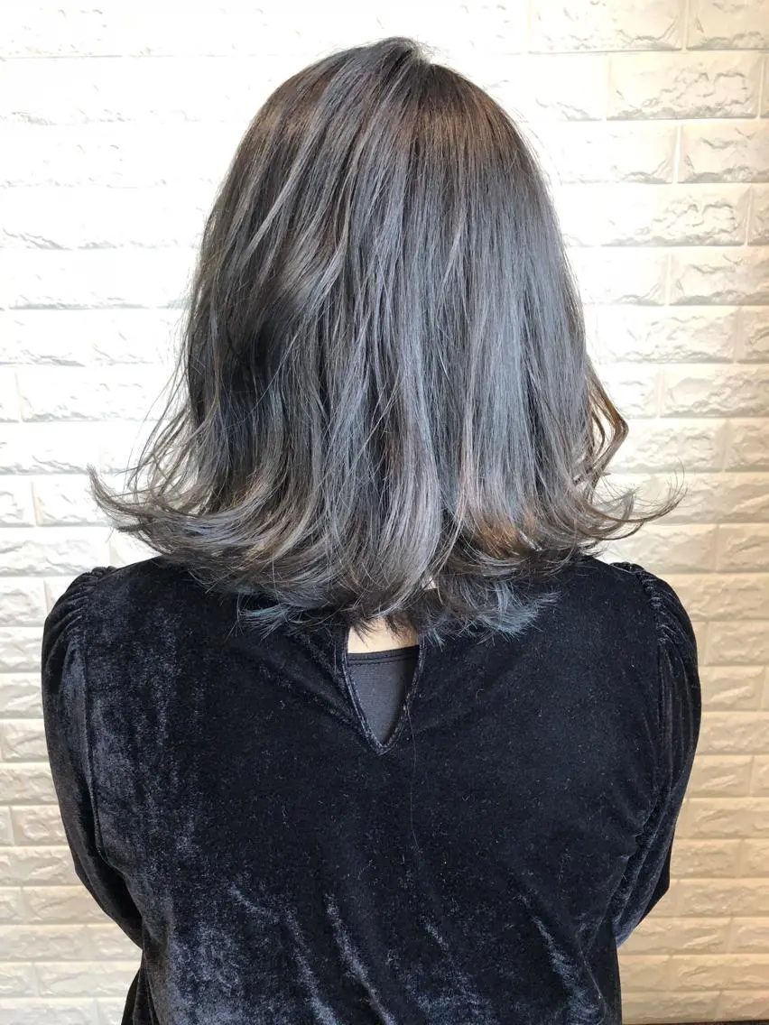 カラー アッシュ アッシュグレー アッシュグレージュ グレージュ 西本 夏美のヘアスタイル