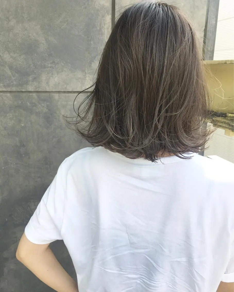 ミディアム カラー グレージュ ハイライトカラー ハイライト レイヤーカット BLend 渋谷のヘアスタイル