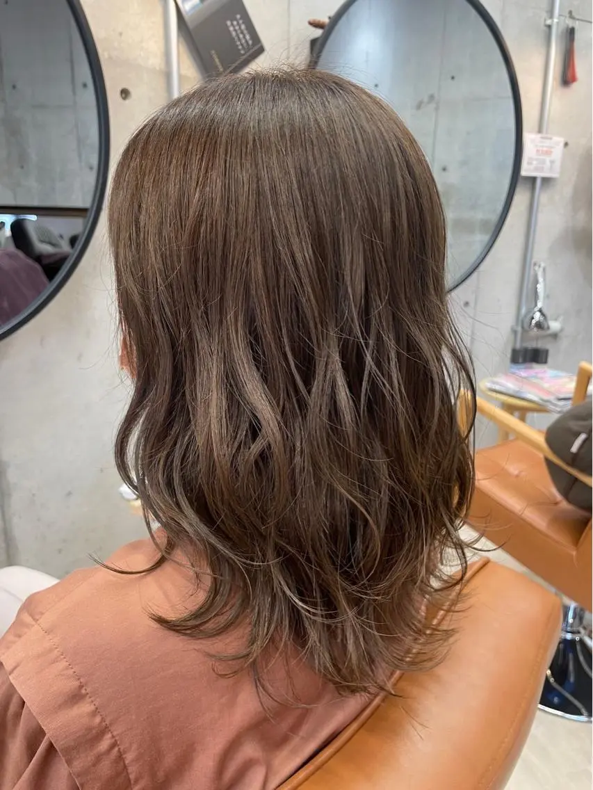 ミディアム カラー ミディアムパーマ 透明感カラー ハイライトカラー ハイトーンカラー インナーカラー 東 史夏のヘアスタイル