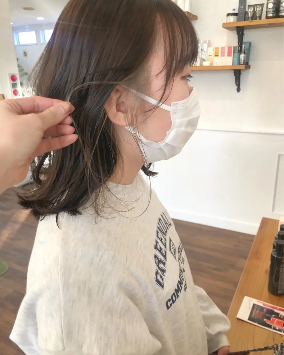 セミロング カラー ベージュカラー インナーカラー ホワイトベージュ カット ヘアカラー トリートメント 江原 彩華のヘアスタイル