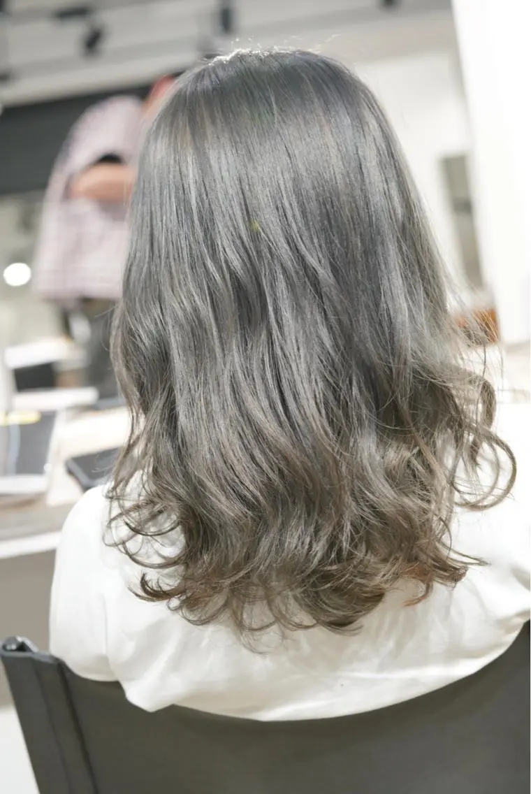 カラー シルバー ハイトーン/レイヤー /ケアブリーチ石川治のヘアスタイル
