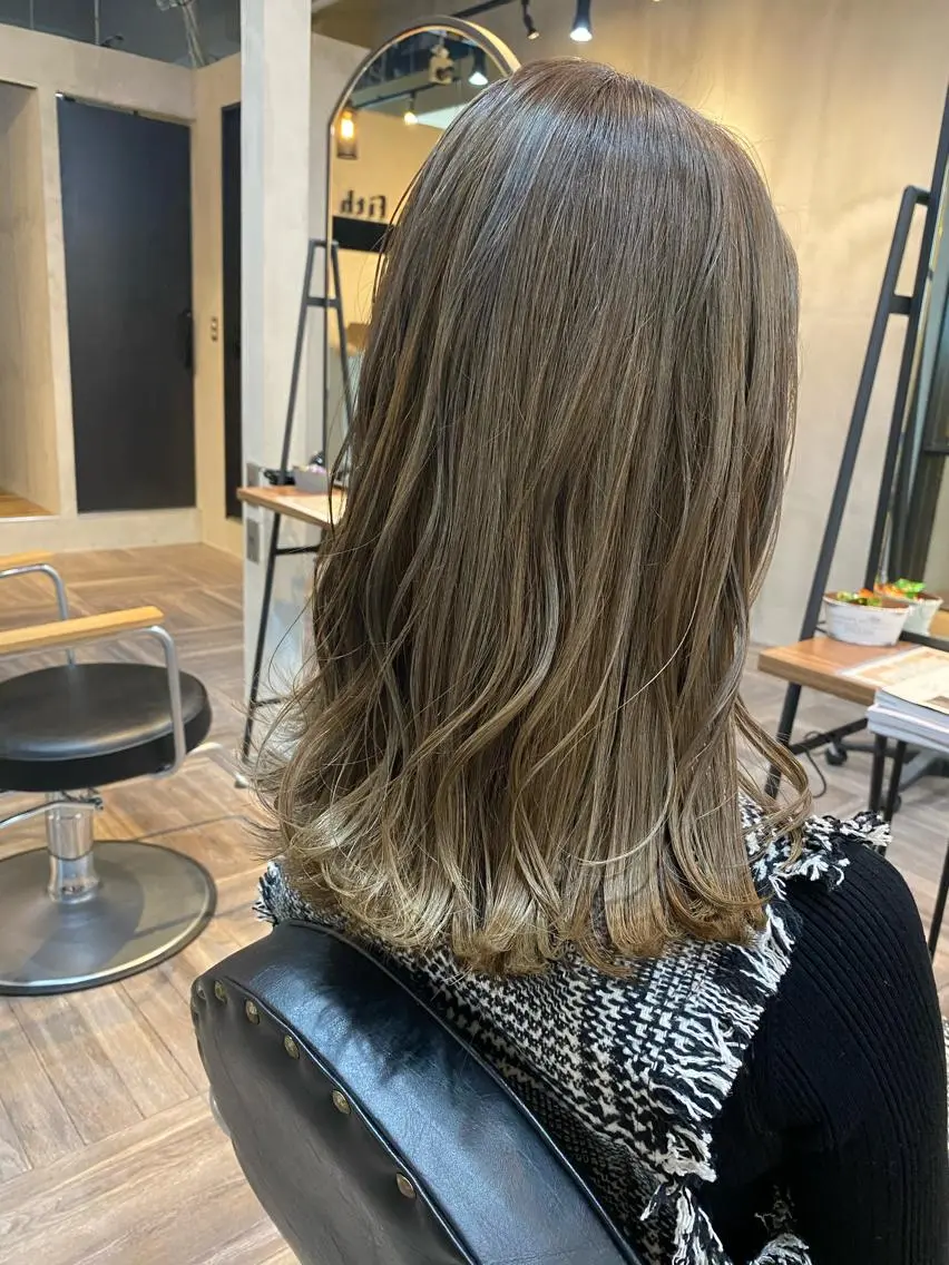 セミロング カラー グラデーションカラー イルミナカラー 西岡 翼のヘアスタイル