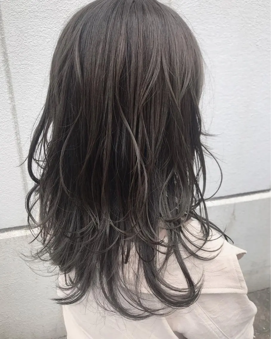 セミロング カラー グレージュ レイヤーカット ヘアカラー 岡崎 浩大のヘアスタイル