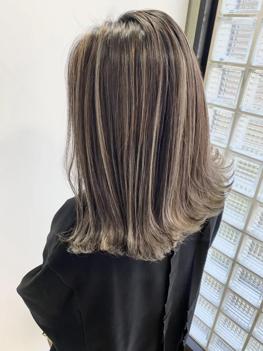 ミディアム パーマ カラー ヘアアレンジ シールエクステ アッシュ バレイヤージュ ベージュカラー ブリーチ ハイトーン カラーのヘアスタイル