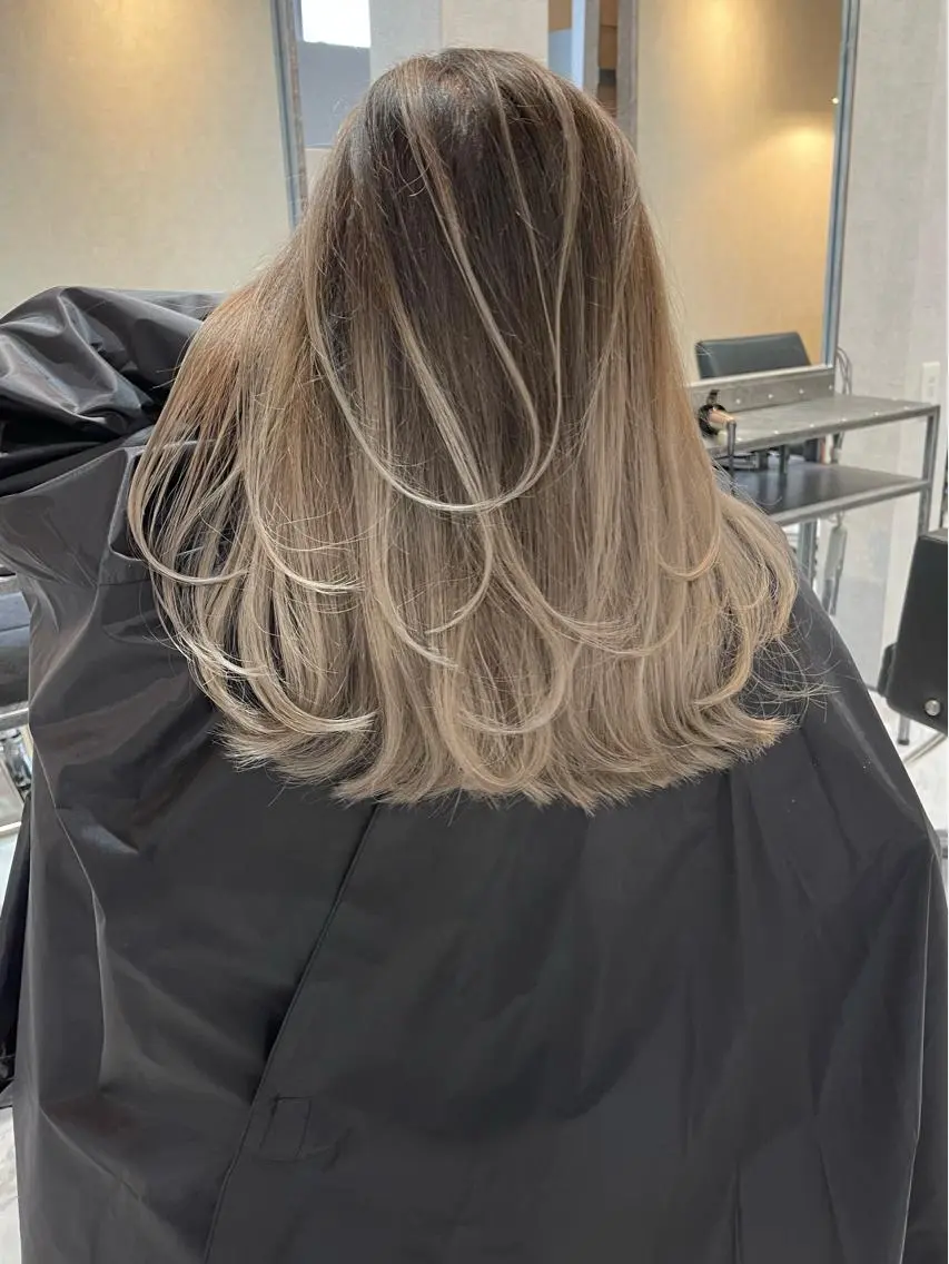 セミロング カラー ヘアアレンジ バレイヤージュ デザインカラー ハイライトカラー 外国人風カラー ハイライト カット ヘアカラー トリートメント アンドウ ユウ/ レイヤーカット/韓国のヘアスタイル