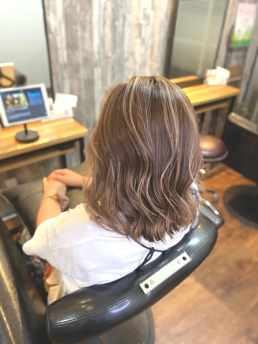 ミディアム カラー ハイライトカラー ハイライト カット ヘアカラー トリートメント Luzir⭐︎ GEN⭐︎のヘアスタイル