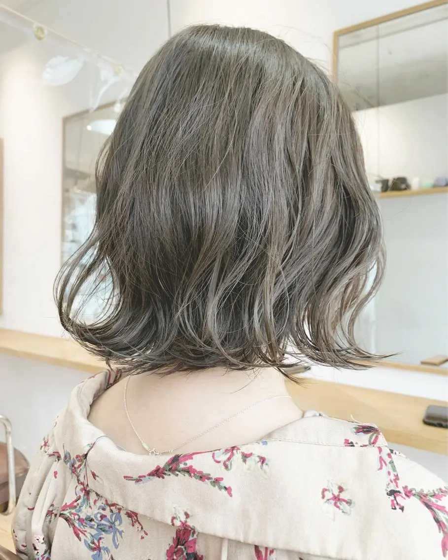 ショート カラー マツエク・マツパ ハイトーンボブ 前田 表参道　グレージュのヘアスタイル