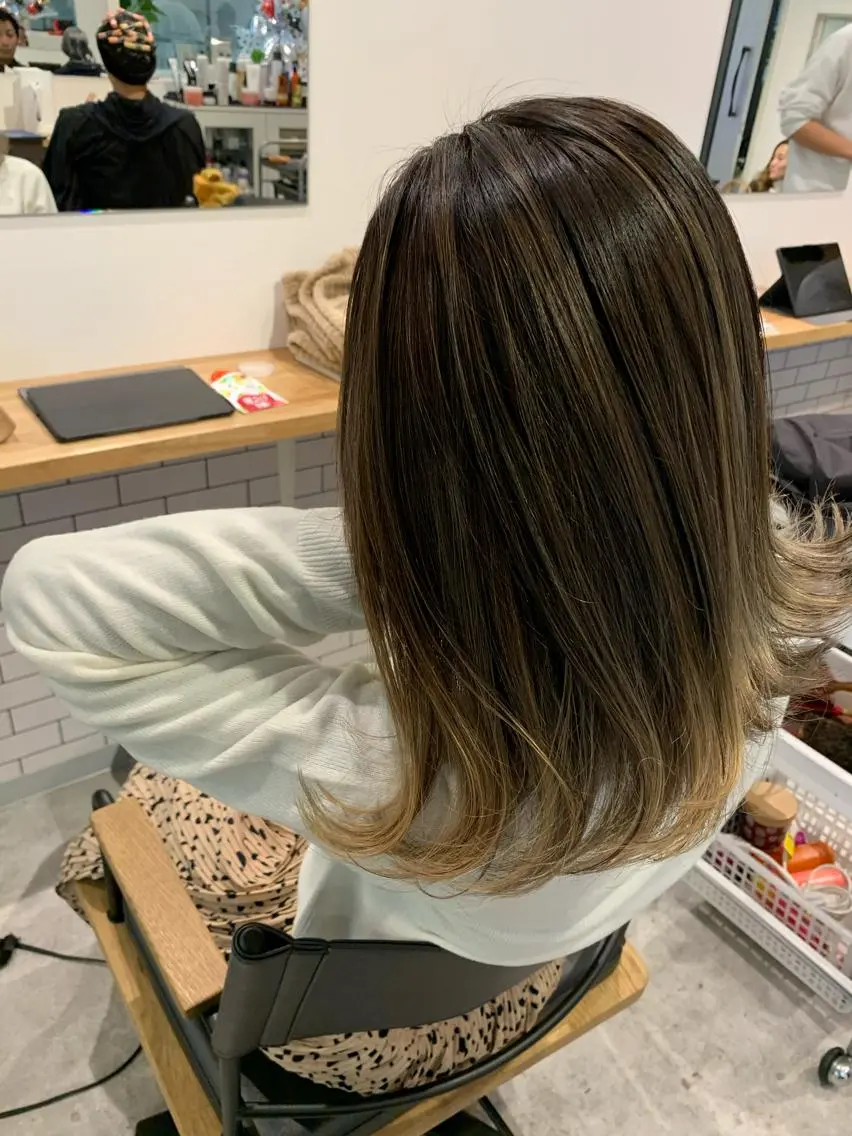 セミロング ハイライト レイヤーカット ヘアカラー Selene hair OSAKAのヘアスタイル
