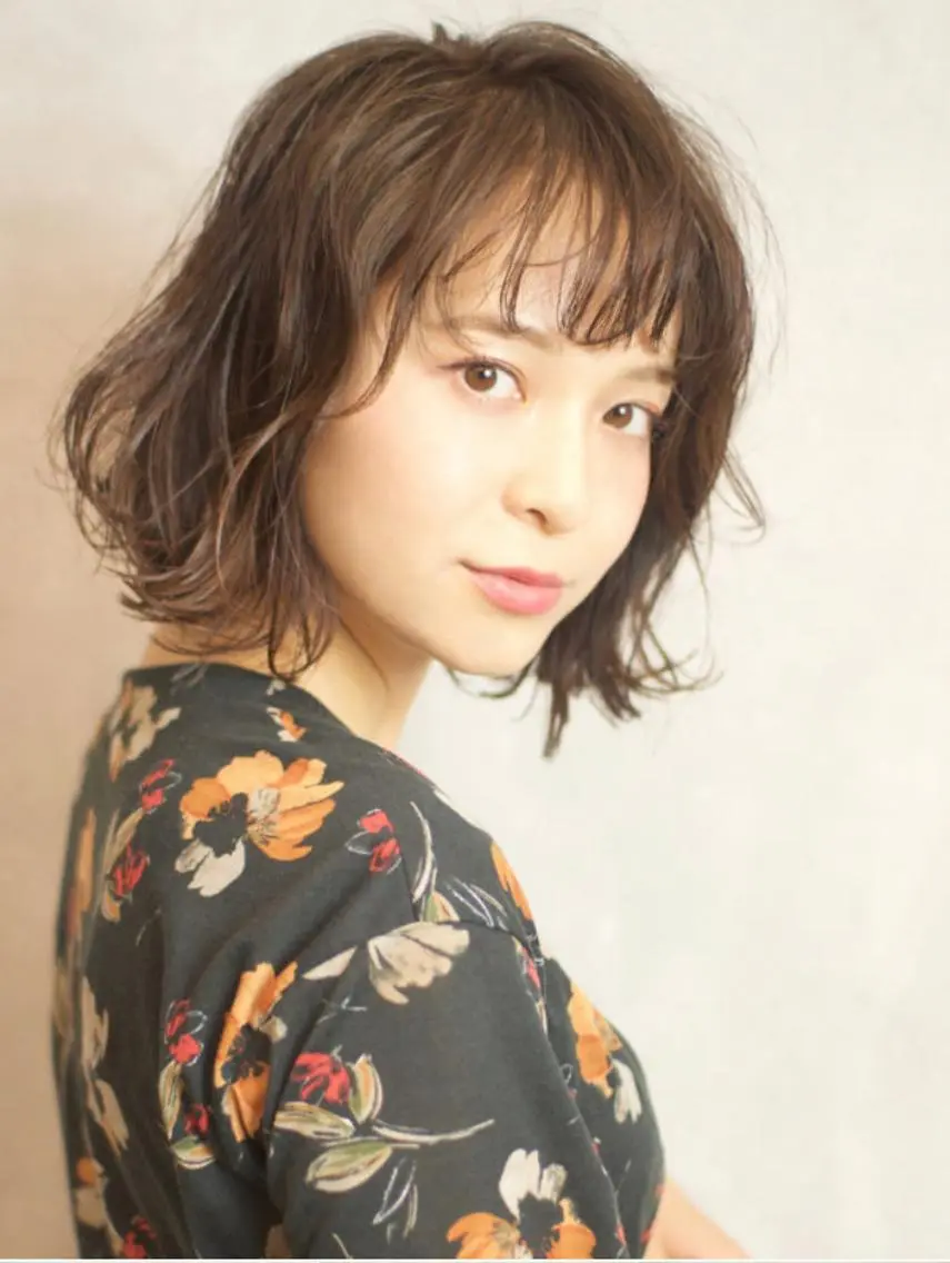 ミディアム ミディアムパーマ 外ハネヘア 佐々木 里菜のヘアスタイル