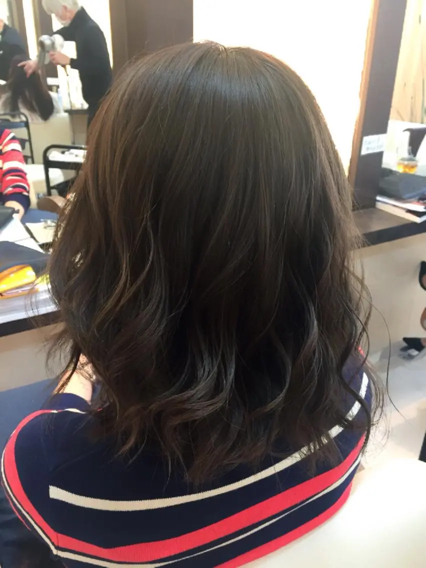 ミディアム カラー くせ毛 外ハネヘア カット ヘアカラー トリートメント 🌙似合わせ🐈⬛ ケア✨又吉のヘアスタイル