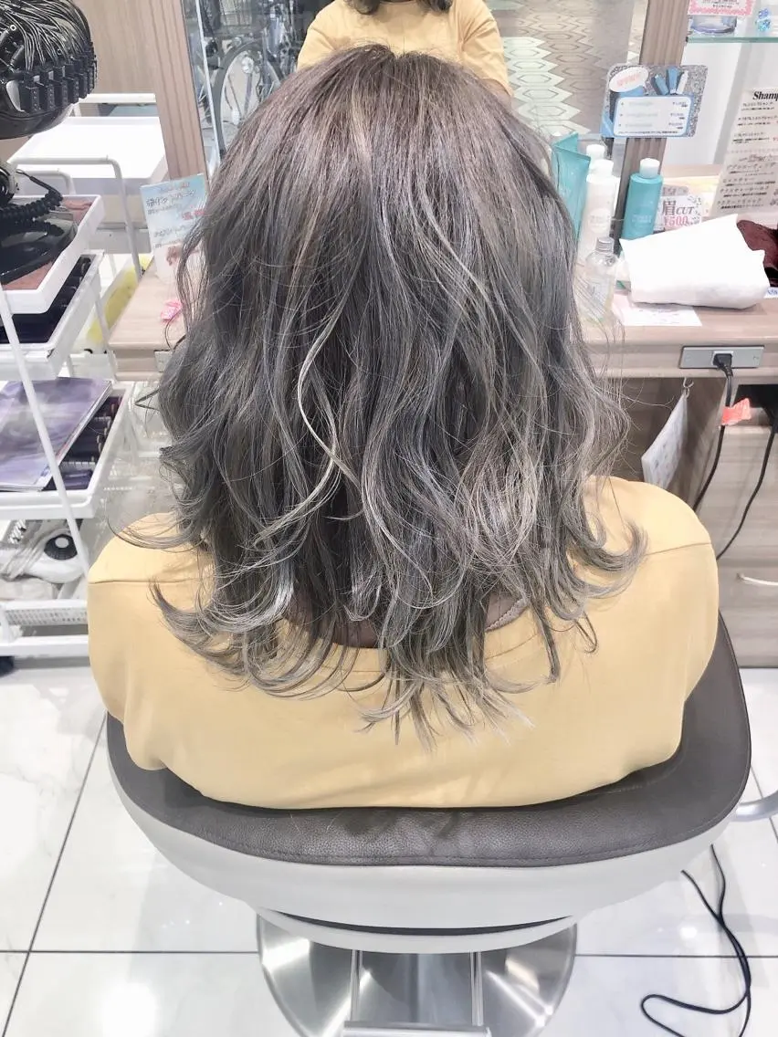 ミディアム カラー ハイライトカラー イルミナカラー シルバー ハイライト 小島 仁美のヘアスタイル
