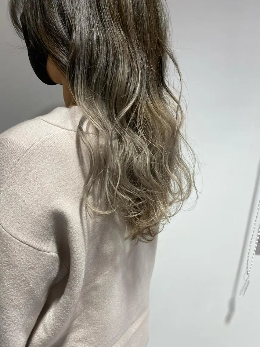 セミロング カラー グラデーションカラー 遠藤 愛莉のヘアスタイル