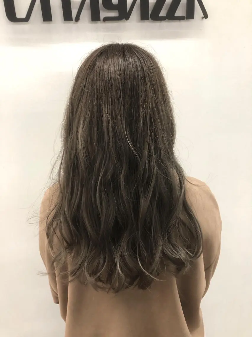 セミロング カラー ブリーチ グレージュ ハイライトカラー ハイライト 東條 克義のヘアスタイル