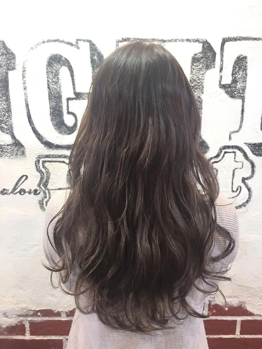ロング EIGHT plum TOKIOリミテッドのヘアスタイル