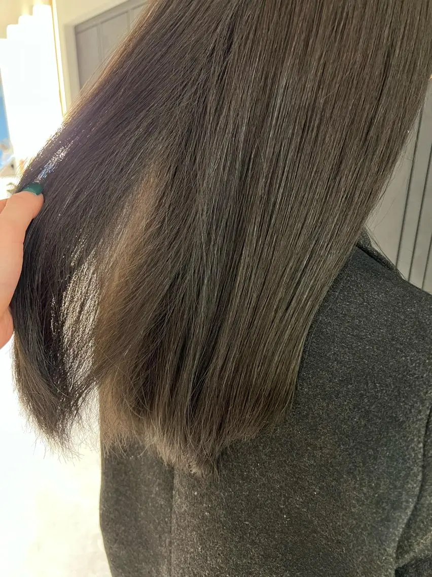 セミロング カラー グレージュ オリーブグレージュ オリーブグレー 暗髪カラー🫐パーマ おくだりんかのヘアスタイル