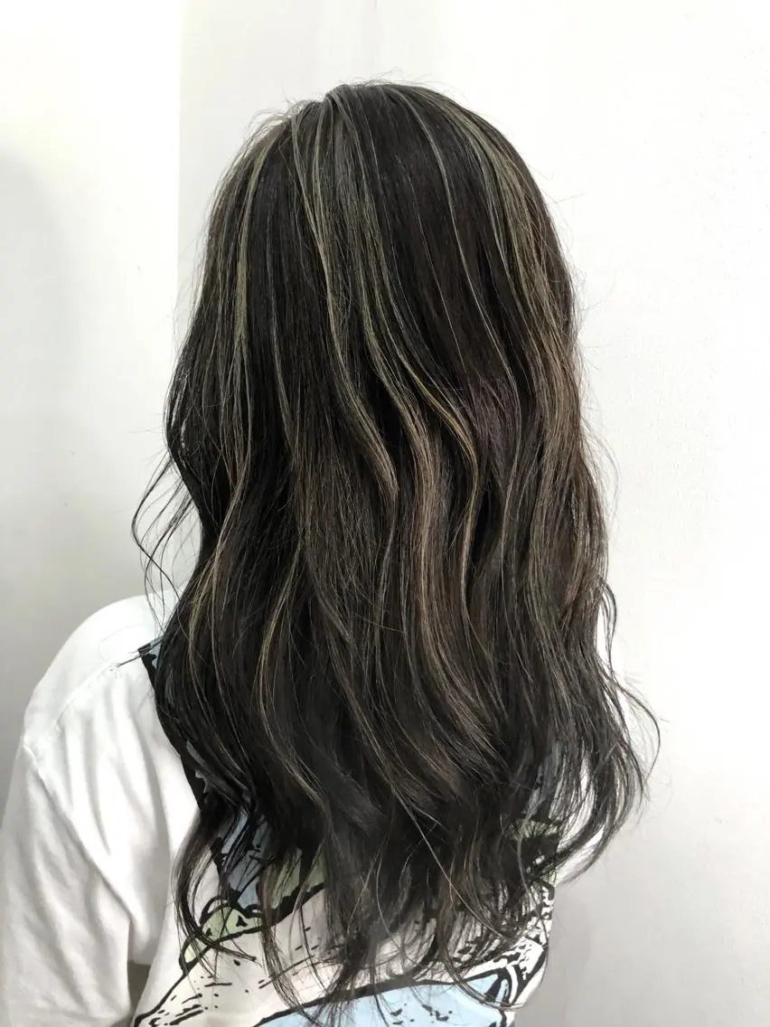 セミロング 白いハイライト🤍 タナカリョウスケのヘアスタイル