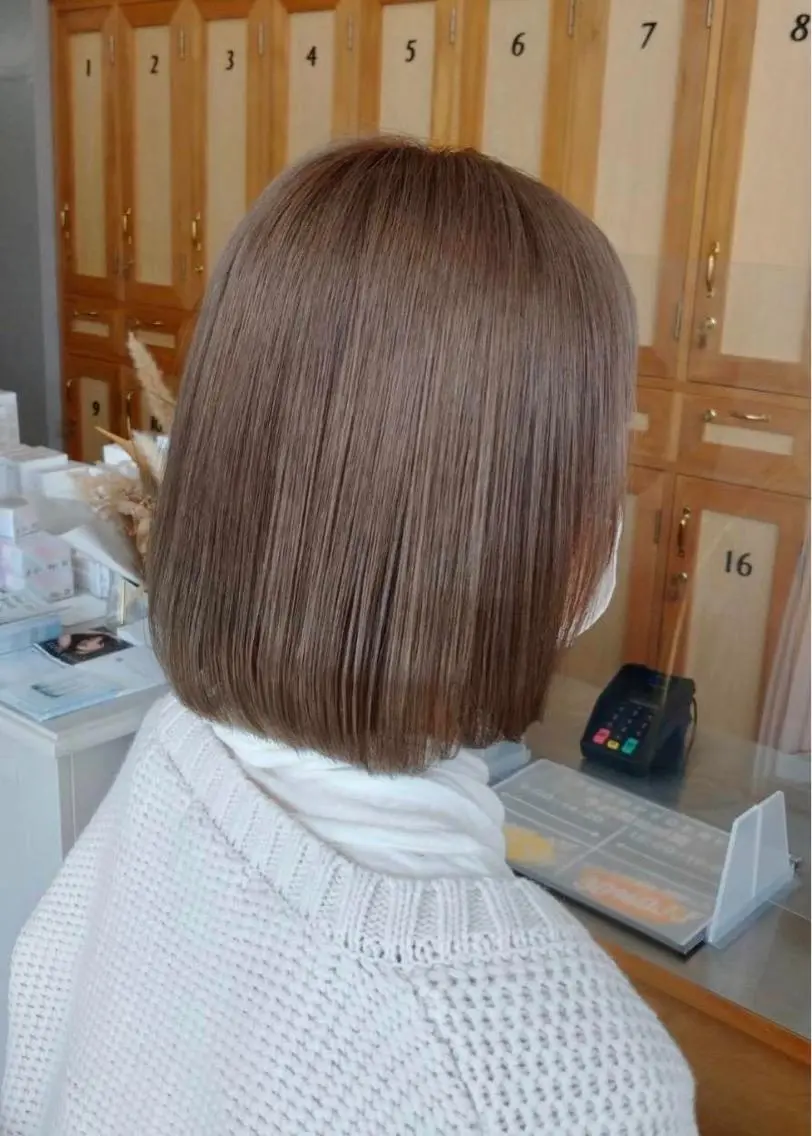 ミディアム カラー ブリーチ フォギーグレージュ グレージュ Loire SYURIのヘアスタイル