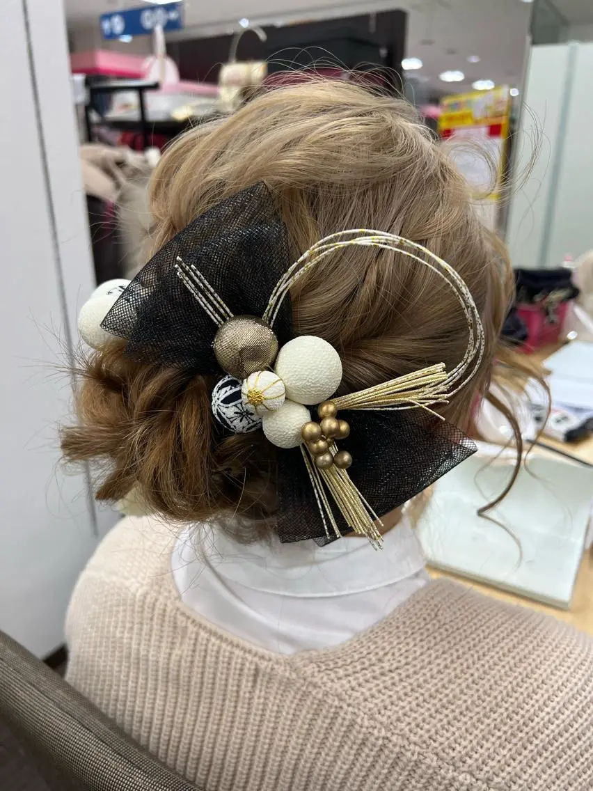 セミロング カラー ヘアアレンジ 成人式 ベージュカラー ブリーチ ダブルカラー ミルクティーベージュ hiiko顔まわり カットのヘアスタイル