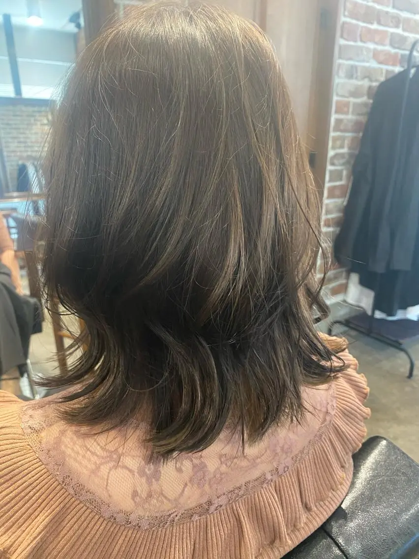 ミディアム カラー 沖田 舞衣のヘアスタイル