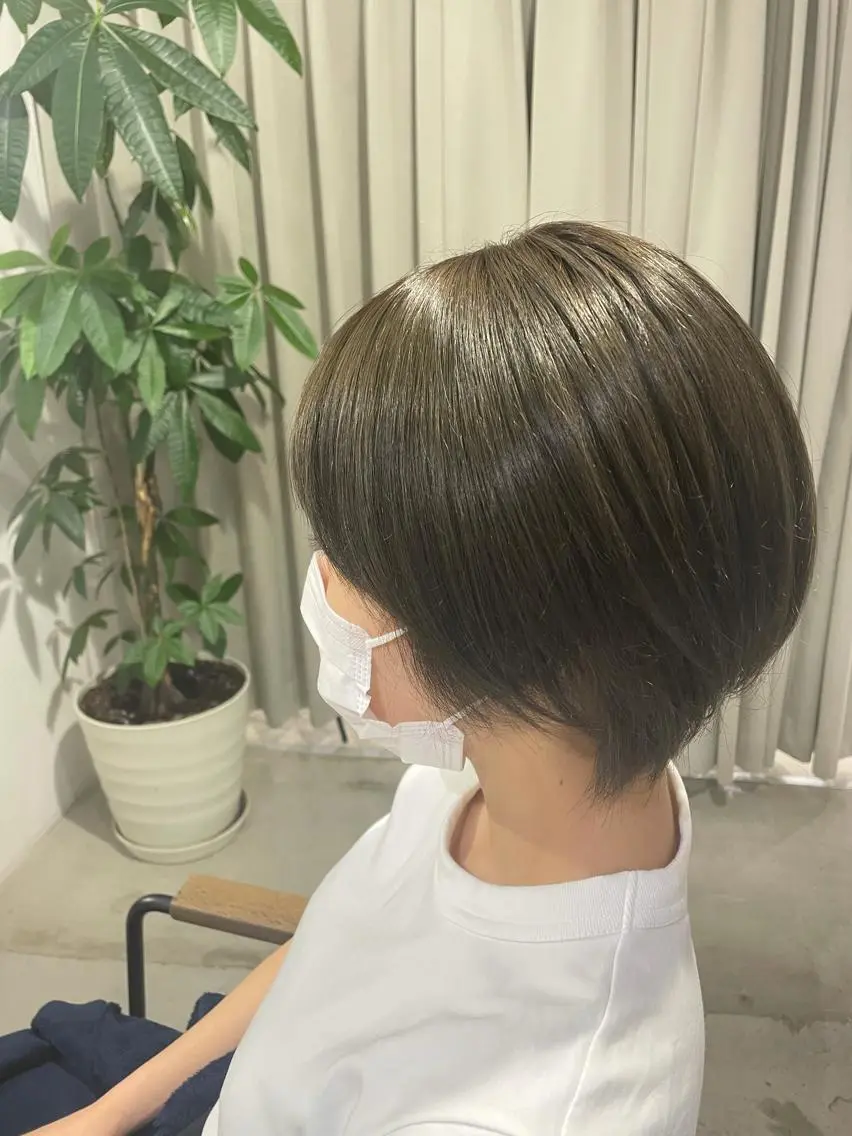 ショート カラー ベージュカラー オリーブベージュ 平澤 萌香のヘアスタイル